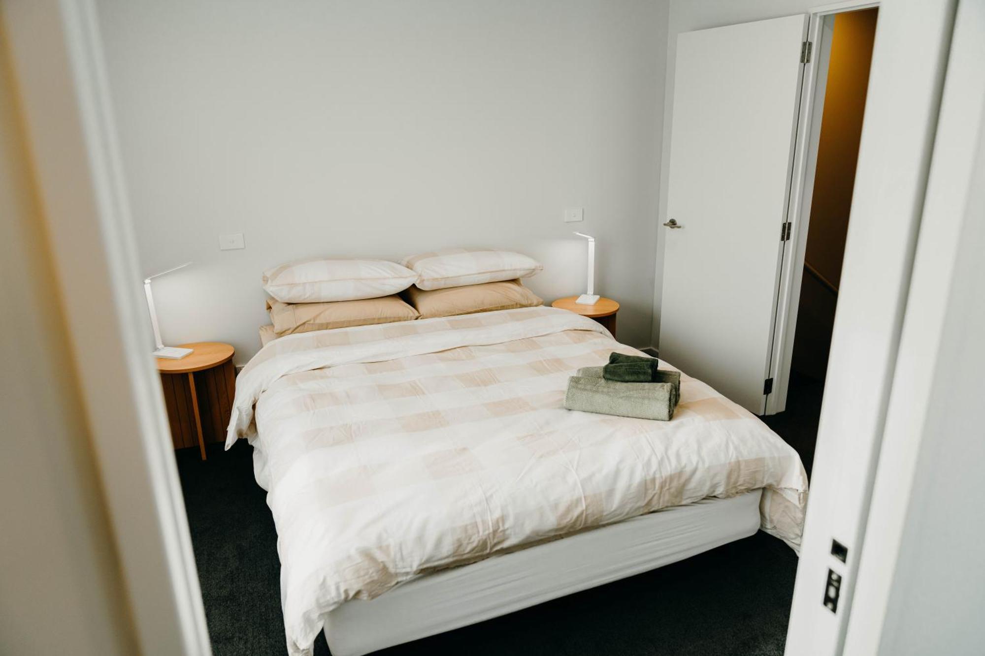 New Townhouse, Heart Of City Centre, 2 Bed 2 Bath, Car Park クライストチャーチ エクステリア 写真
